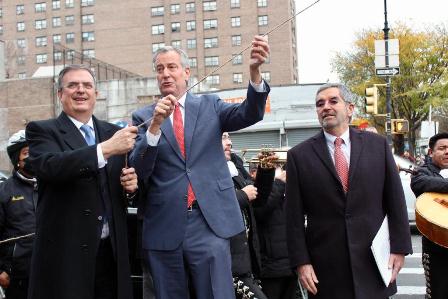 Inauguran alcalde de Nueva York y canciller mexicano calle México-Tenochtitlan en Manhattan