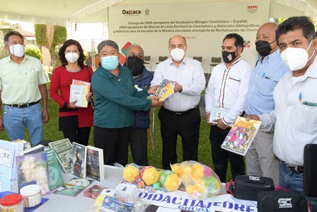 Contribuye IEEPO con material bibliográfico al rescate y revitalización del chocholteco, lengua en peligro de extinción