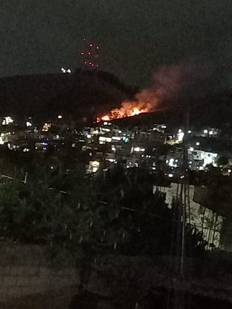 Trabajan para sofocar incendio de pastizales en el Cerro del Crestón de Oaxaca de Juárez