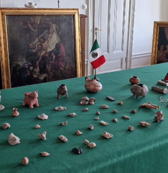 Restituyen a México piezas arqueológicas y óleos de la época virreinal