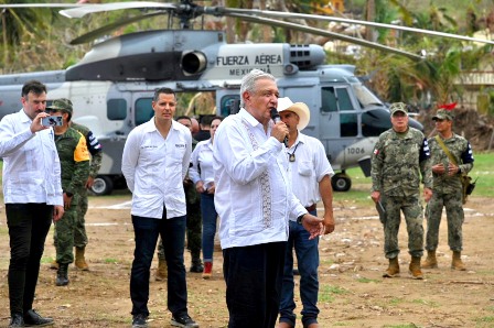 Recorren presidente de México y gobernador municipios afectados de la Costa de Oaxaca