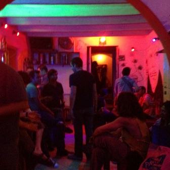 Catea y asegura Fiscalía de Oaxaca bar como parte de una investigación tras denuncia por agresión