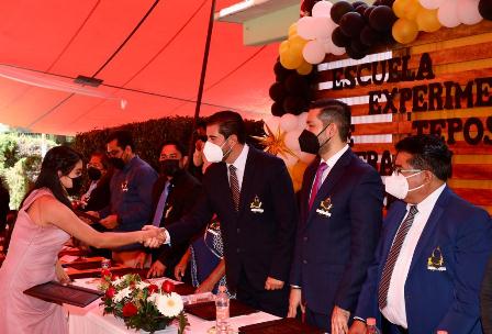 Presiden autoridades del IEEPO ceremonia de clausura en la Escuela Normal Experimental de Teposcolula