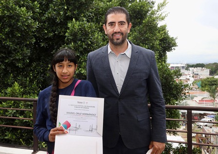 Entregan reconocimiento a Mariel Cruz Hernández, ganadora del Concurso Nacional de Oratoria