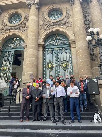 Acuden transportistas al Congreso de la CDMX en busca del bono de combustible
