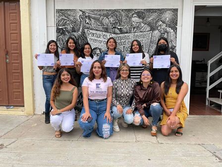 Celebran Feministas propuesta de Ley que daría a mujeres libertad de decidir entre pantalón o falda como uniforme escolar