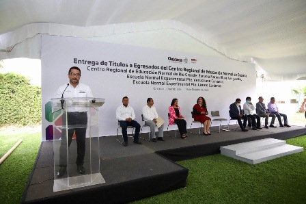 Entregan 555 títulos profesionales