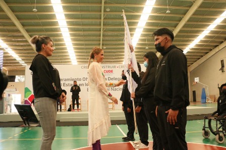 Abanderan a la Delegación de paradeportistas de Oaxaca integrada por 40 personas