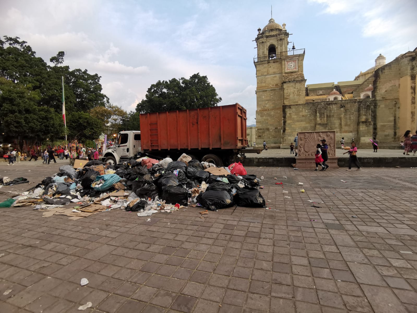 LA CRISIS DE LA BASURA EN LA CIUDAD DE OAXACA REBASA AL EDIL FRANCISCO MARTÍNEZ  NERI