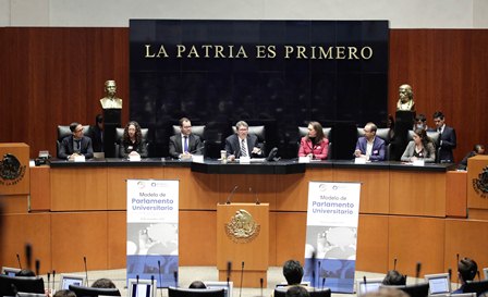 Las nuevas generaciones deben involucrarse ya, al quehacer público, llama Ricardo Monreal