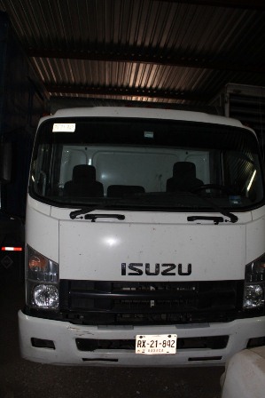 Ejecutan cateo en Huajuapan de León; aseguran vehículo usado para transportar mercancía robada