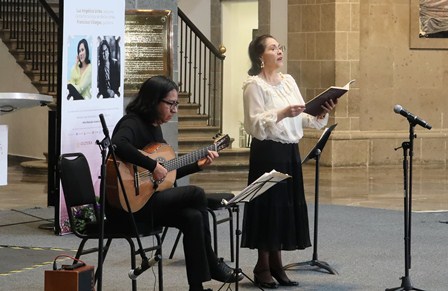 Presentan Luz Angélica Uribe y Francisco Villegas “Fábulas y consejas” en el Senado de la República