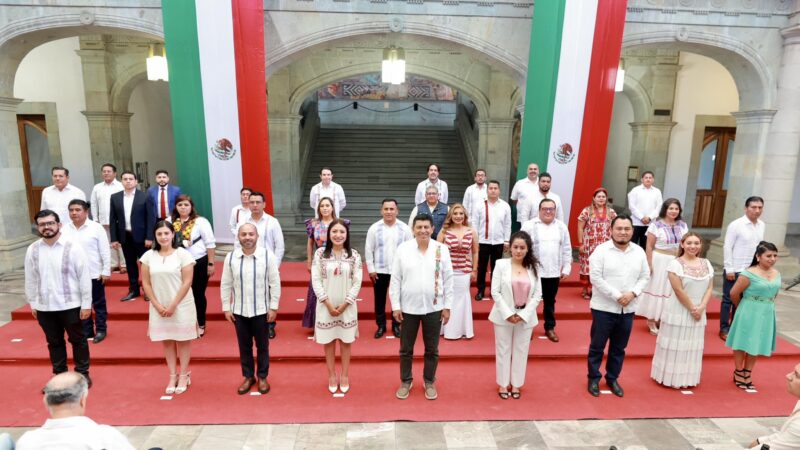 El gobernador de Oaxaca Salomón Jara toma protesta a funcionarios que estarán frente a los Organismos Públicos Descentralizados de su gabinete