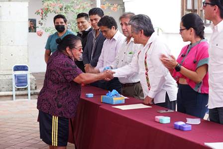 Otorgan 19 prótesis dentales