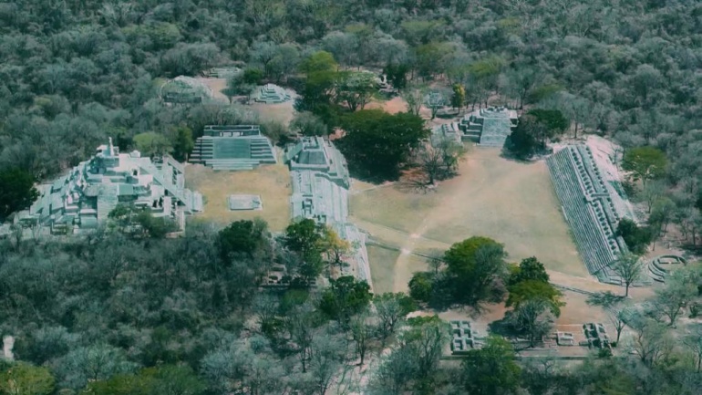 El presidente Andrés Manuel López Obrador concluye supervisión del Tren Maya con reunión y sobrevuelo