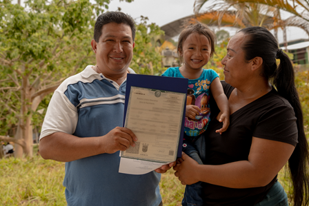 Reciben actas de nacimiento más de 350 hijas e hijos de trabajadores transfronterizos en el sur de México