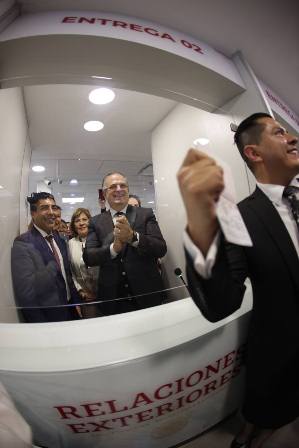 Expiden los primeros pasaportes con género no binario en México y en el exterior