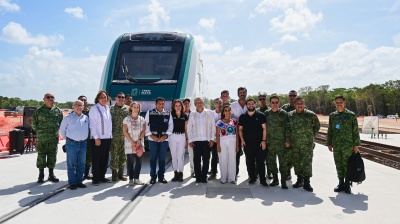 El presidente Andrés Manuel López Obrador da bienvenida a Cancún al primer vagón del Tren Maya