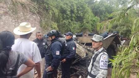 Realiza Fiscalía de Oaxaca trabajos periciales e investigación por accidente carretero en la Mixteca