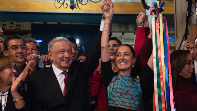 El Presidente Andrés Manuel López Obrador entrega bastón de mando a Claudia Sheinbaum para continuar movimiento de transformación