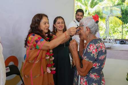 El pueblo de Mixtepec recibe del DIF Oaxaca apoyos para su bienestar