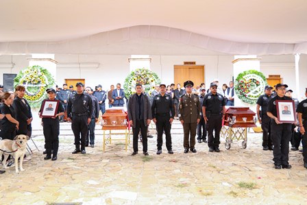 Rinde Fiscalía de Oaxaca y AEI homenaje póstumo a elementos caídos en cumplimiento de su deber