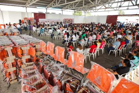 Entrega IEEPO más de siete mdp en mobiliario, equipo e insumos a escuelas de nivel básico