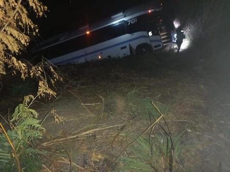 Protección Civil interviene ante volcadura de autobús con personas migrantes en el Istmo