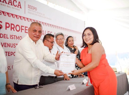 311 egresadas y egresados