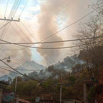 Habilitan albergue temporal por incendio en Asunción Mixtepec, Oaxaca; 20 familias evacuadas