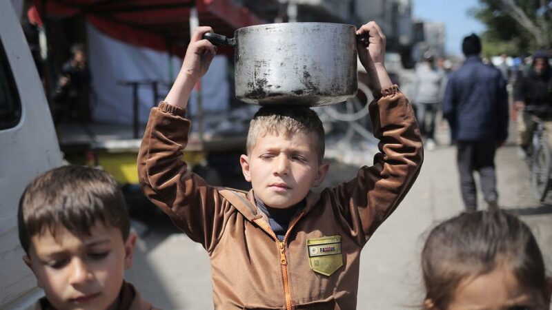 Israel continúa bloqueando la ayuda hacia el norte de la Franja de Gaza de Palestina en medio de la hambruna, pese a la decisión del máximo tribunal der la ONU