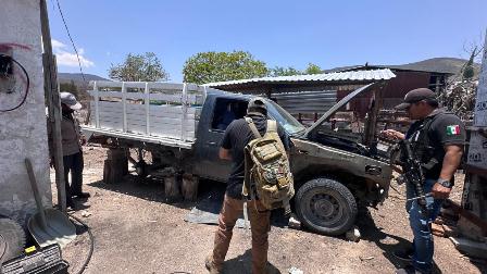 Aseguran vehículos en cateo