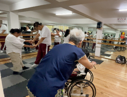 Estudiantes del Taller de Expresión Corporal para Personas con Discapacidad dedicaron coreografía a las mamás