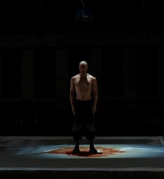 Expresa colectivo MUXX, a través del performance Daddy, una crítica a la militarización y poderes neocoloniales