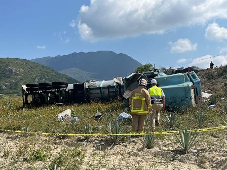 Controlan derrame de turbosina en la Carretera Federal 190 en el tramo Totolápam-Mitla