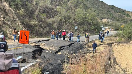 Inspeccionan tramo carretero Oaxaca-Tuxtepec por agrietamientos y hundimiento registrados