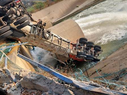 Atiende Protección Civil accidente de pipa en la presa Benito Juárez de Jalapa del Marqués