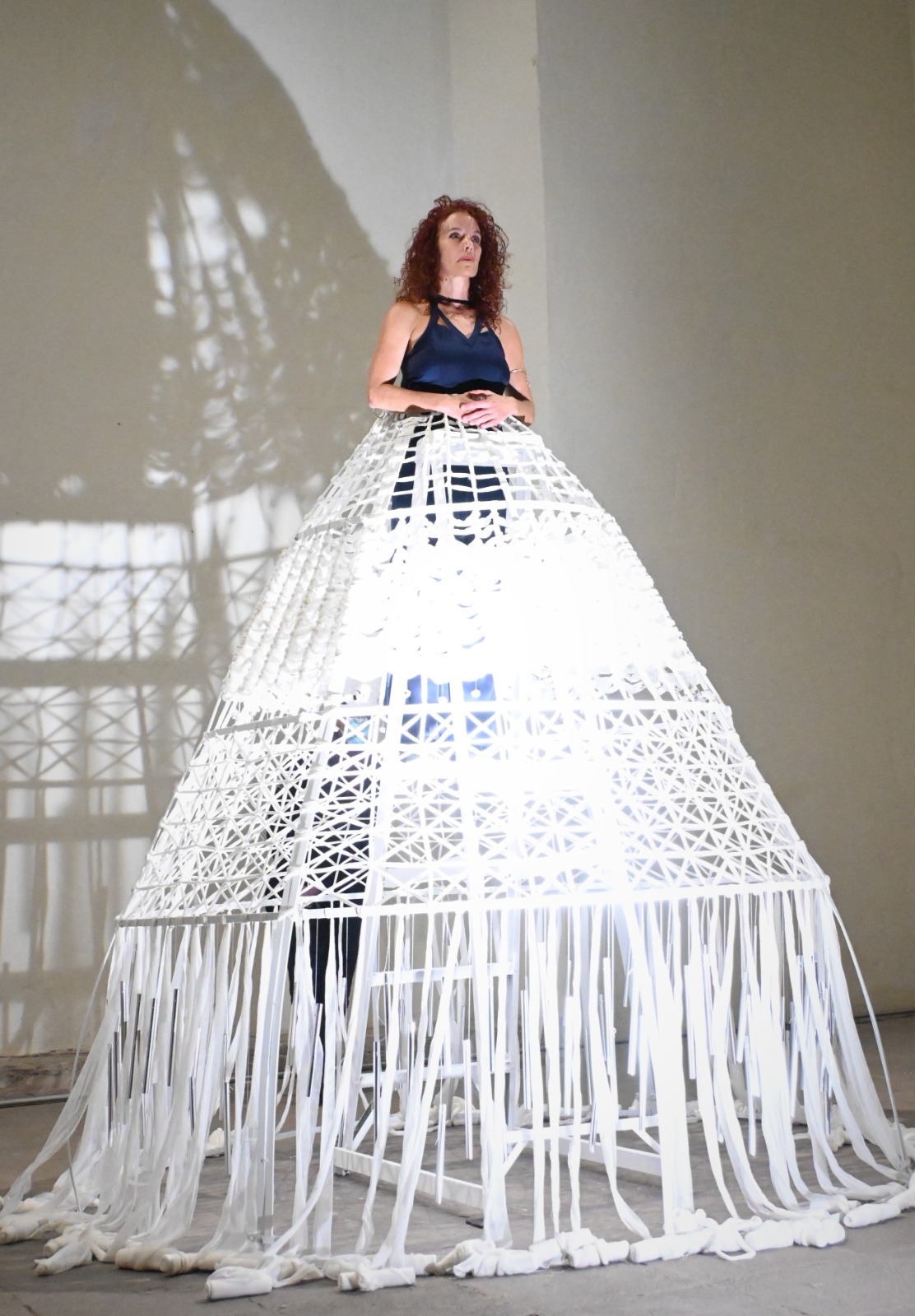 Invita artista salvadoreña Alexia Miranda a resignificar la enagua en su nueva instalación