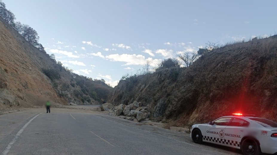 Continúa cierre total de circulación por deslave de Talud en Autopista Cuacnopalan-Oaxaca, tramo Huitzo-Oaxaca