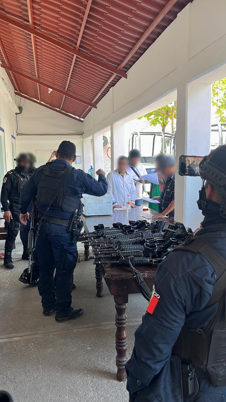 Durante cateo, realizan desarme de la Policía Municipal de Santa Cruz Huatulco