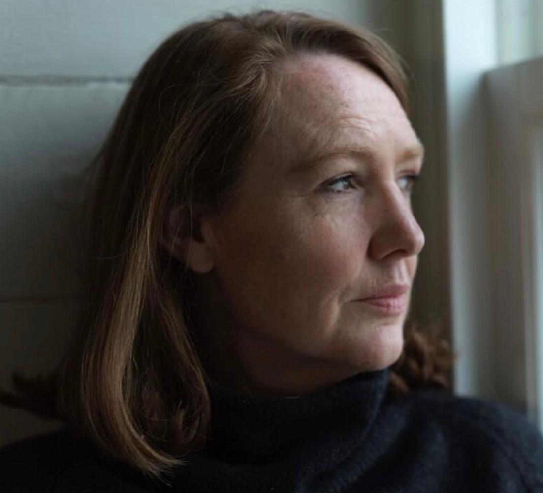 Presentará la escritora británica Paula Hawkins su más reciente novela “La hora azul”