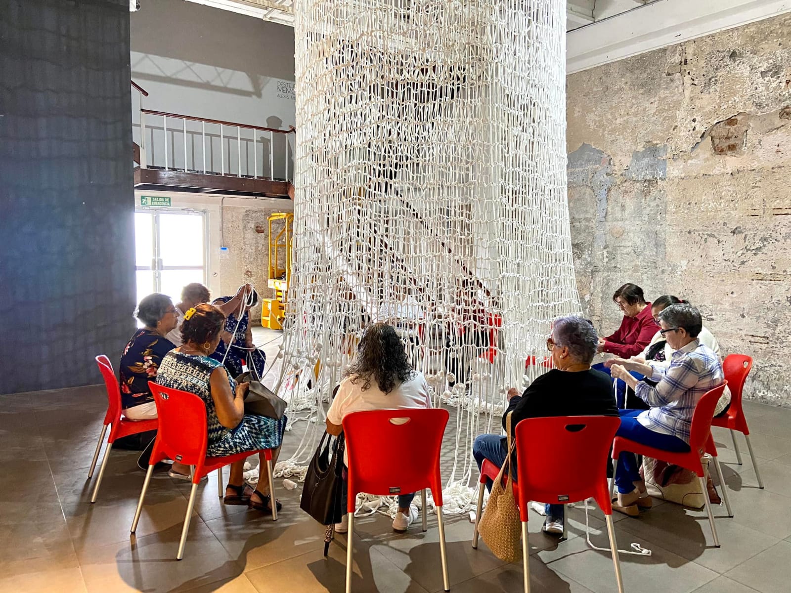 Invita artista Alexia Miranda a intervenir la instalación La casa, La enagua en sesiones de tejido