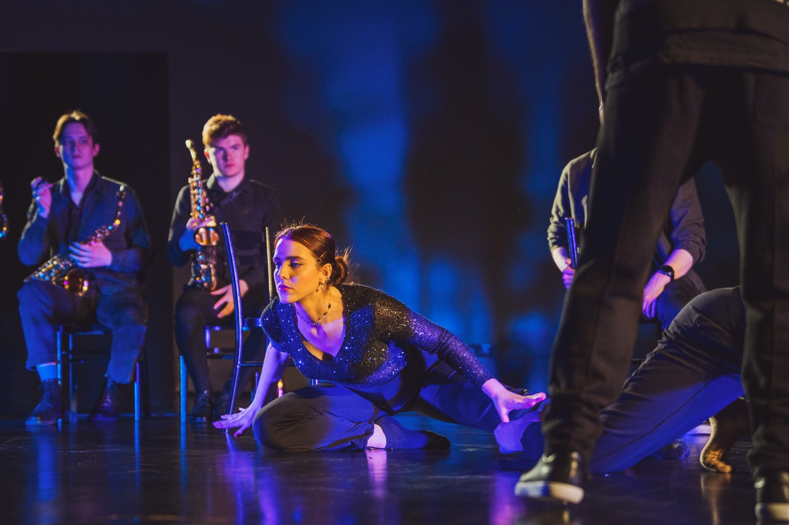 Combina espectáculo interactivo música, teatro, danza, canto e improvisación a partir del soundpainting: Impro Big Band