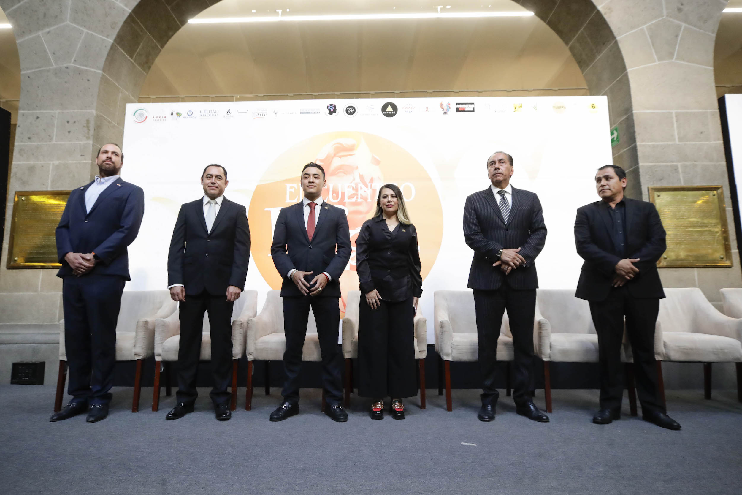 Dialogan artistas sobre la cultura como elemento de cambio social