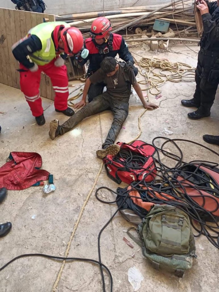 Rescata Cuerpo de Bomberos de Oaxaca a masculino que cayó dentro de un pozo