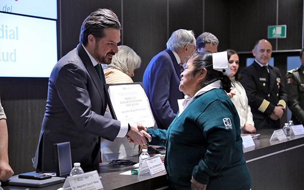 Recibe enfermera del Programa IMSS-Bienestar premio “Lucía Salcido” por 32 años de trayectoria en Puebla