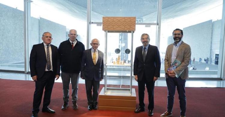 Reciben pieza olmeca como parte de los esfuerzos de México para recuperar su patrimonio cultural