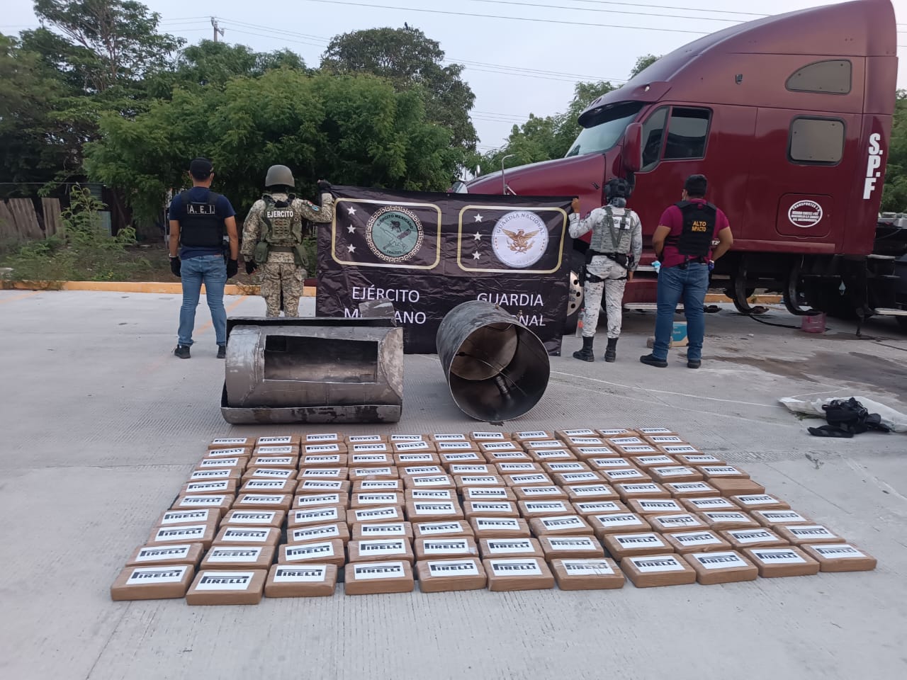 Aseguran cargamento de 220 paquetes de cocaína oculto en tanque de combustible de tráiler