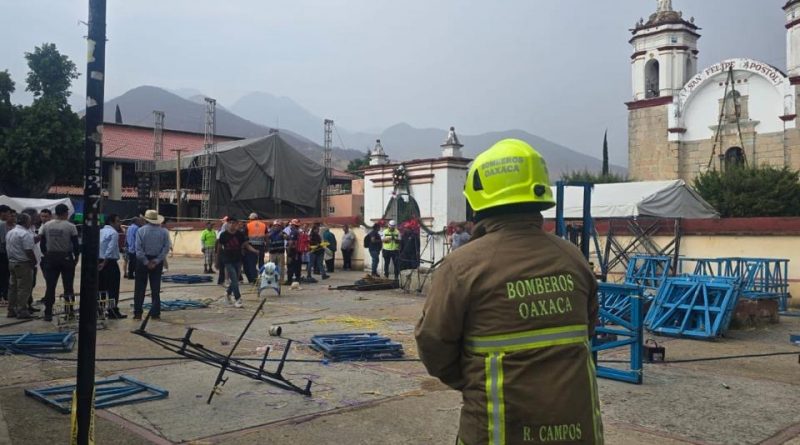 Atienden bomberos caída de castillo de fuegos artificiales en San Felipe del Agua
