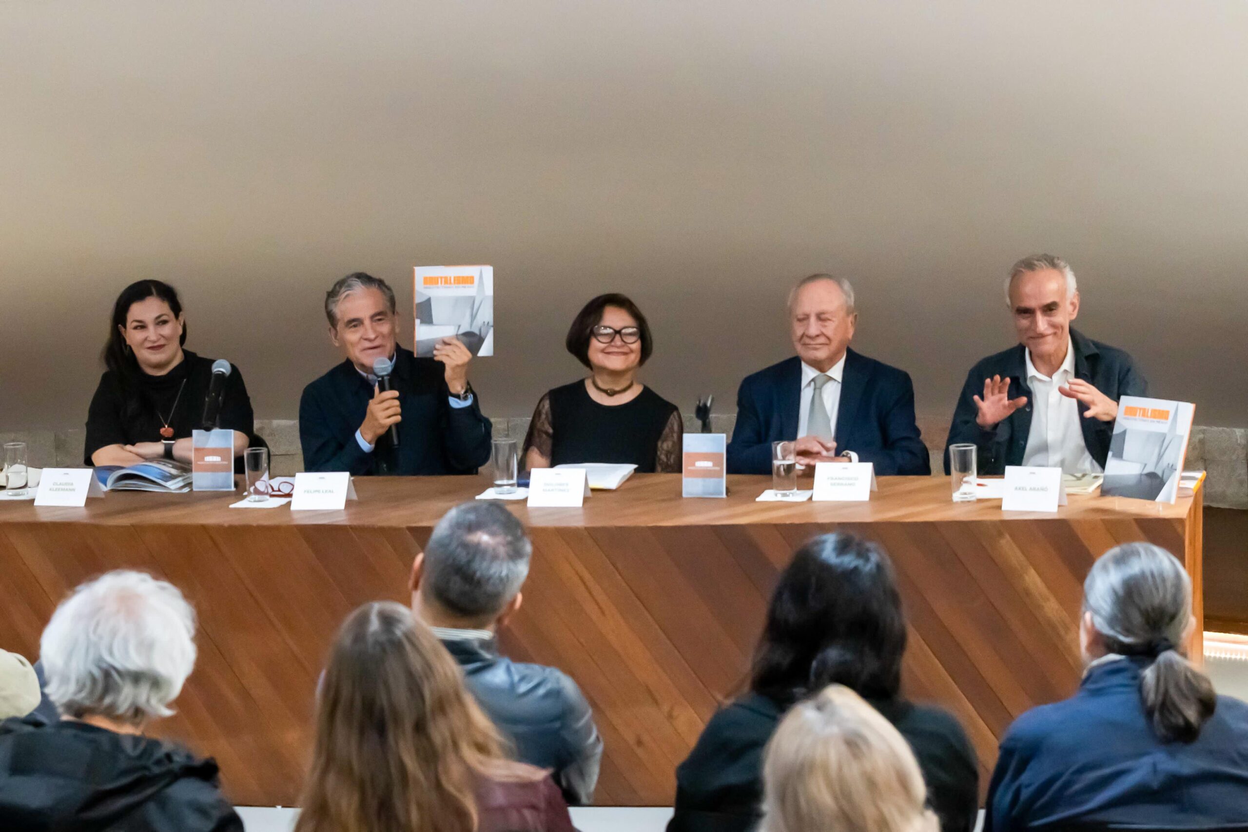 Presentan catálogo conmemorativo de la exposición “Brutalismo arquitectónico en México”